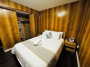 4 bedrooms, iron/ironing board, free WiFi, bed sheets