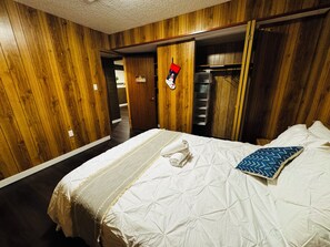 4 bedrooms, iron/ironing board, free WiFi, bed sheets