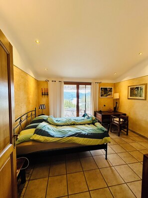 1 bedroom, desk, iron/ironing board, travel cot - Fantastic lake view & absolute tranquillity - Provence house with terrace overlooking the lake (Esparron-de-Verdon)