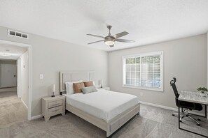 Skrivebord, strykejern/-brett, reiseseng for barn og wi-fi (inkludert)