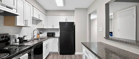 Refrigerador, microondas, horno y parrilla de estufa