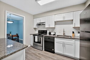 Kjøleskap, mikrobølgeovn, ovn og kokeplater