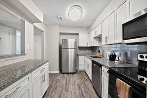 Kjøleskap, ovn, kokeplater og oppvaskmaskin