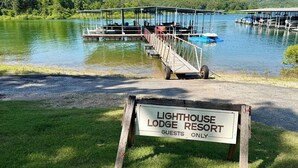 Segnaletica per Lighthouse Lodge Resort, con un pontile e barche sullo sfondo.