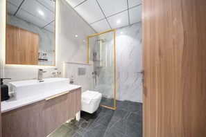 Dusche, Haartrockner, Handtücher