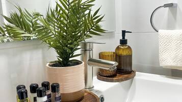 Comfort Apartment, Balcony, City View | Bathroom