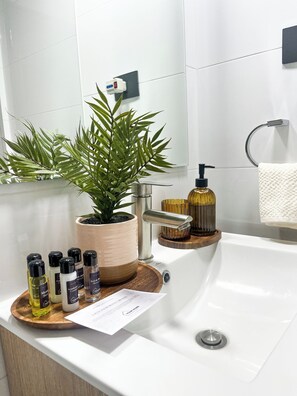 Comfort Apartment, Balcony, City View | Bathroom