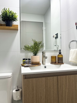 Apartamento conforto, sacada, vista para a cidade | Banheiro