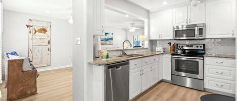 冷蔵庫、電子レンジ、オーブン、コンロ