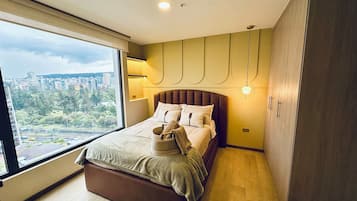 Comfort Studio, Kitchenette, City View | Individually decorated, laptop workspace, blackout curtains