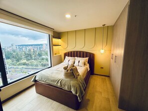 Comfort Studio, Kitchenette, City View | Individually decorated, laptop workspace, blackout curtains