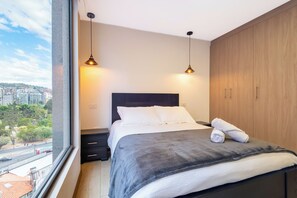 Studio | Individuell dekoriert, laptopgeeigneter Arbeitsplatz