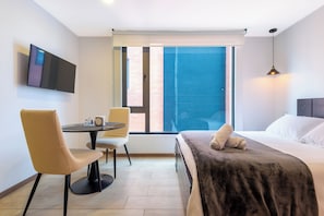 Studio | Individuell dekoriert, laptopgeeigneter Arbeitsplatz