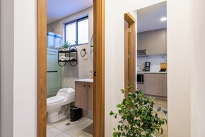 Studio (9B) | Salle de bain | Douche, sèche-cheveux, serviettes fournies, savon