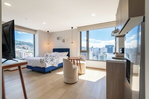 Studio (16D) | Individuell dekoriert, laptopgeeigneter Arbeitsplatz