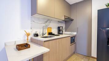 Refrigerador con freezer, microondas, placa de cocina