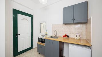 Studio, Balcony | Private kitchen | Mini-fridge, stovetop, cookware/dishes/utensils