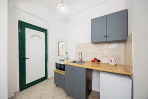 Studio, Balcony | Private kitchen | Mini-fridge, stovetop, cookware/dishes/utensils - Kavos Panorama Hotel (Kavos)