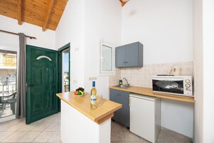 Estudio estándar | Cocina privada | Frigorífico pequeño, placa de cocina y utensilios de cocina