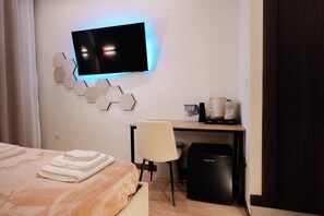 Deluxe Room, Balcony, Chromotherapy and Cervical hydromassage | Hypo-allergenic bedding, down comforters, memory foam beds, minibar - l'abbraccio di Maria (Naples)