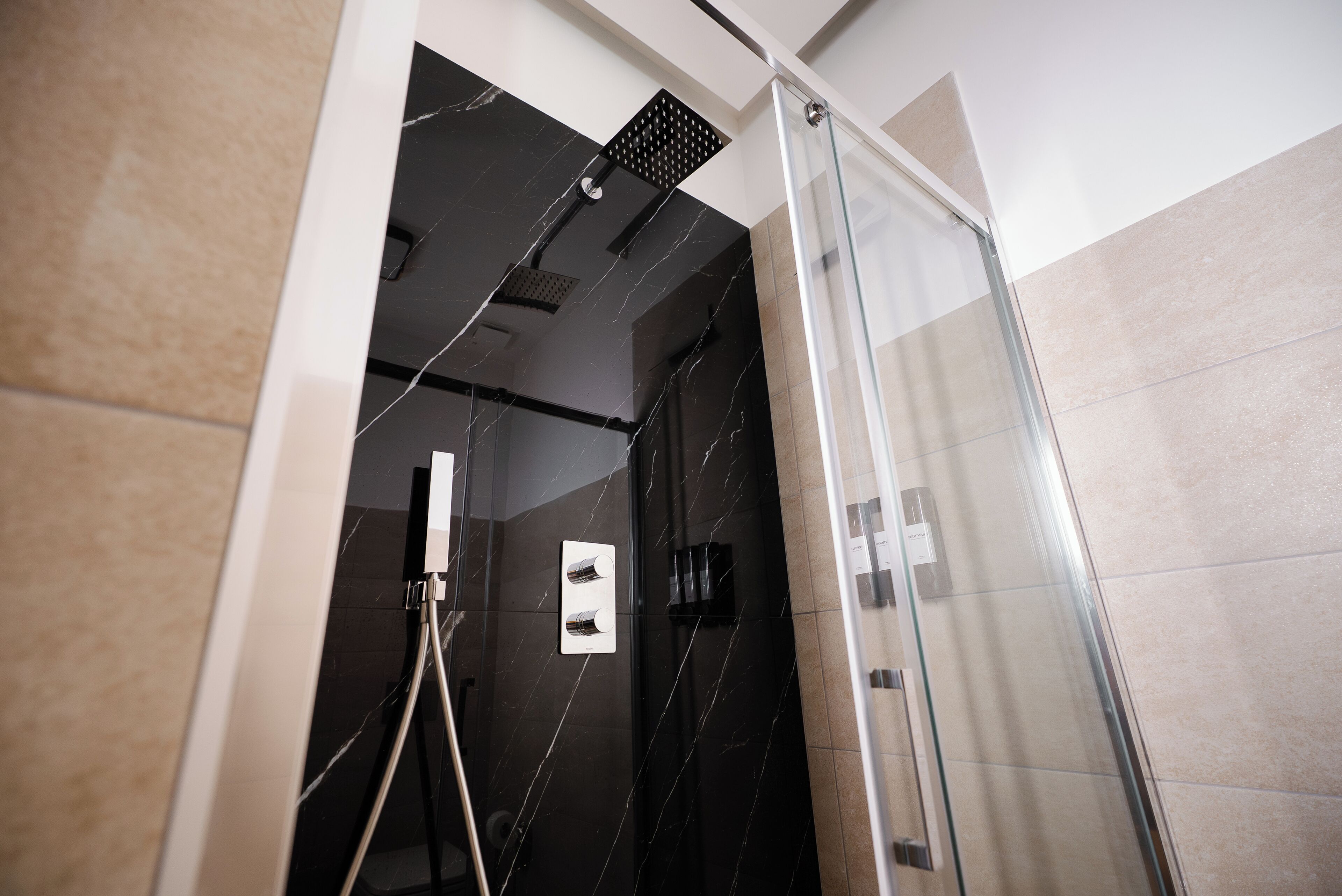Deluxe Room, Balcony, Chromotherapy and Cervical hydromassage | Kylpyhuone | Hiustenkuivaaja, bidee, pyyhkeet, saippua