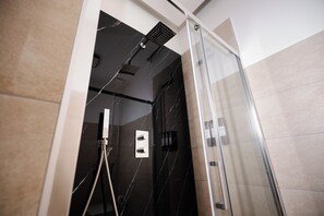 Deluxe kamer | Badkamer | Een haardroger, een bidet, handdoeken, zeep