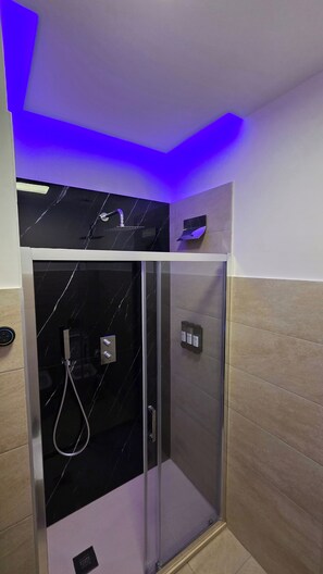 Habitación Deluxe, balcón | Baño | Secadora de cabello, toallas, jabón, shampoo