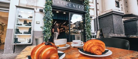 فطور من الأطباق المحلية يوميًا بتكلفة قدرها (5 EUR للشخص)