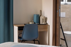 Basic Room, Internal Balcony | Hypo-allergenic bedding, down comforters, memory foam beds, minibar - l'abbraccio di Maria (Naples)