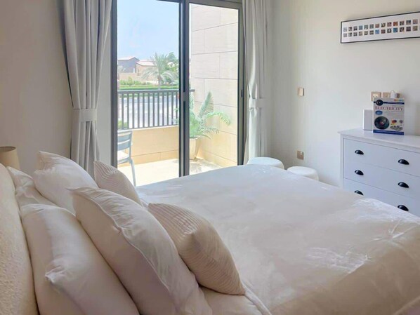 Tabla de planchar con plancha, wifi y ropa de cama