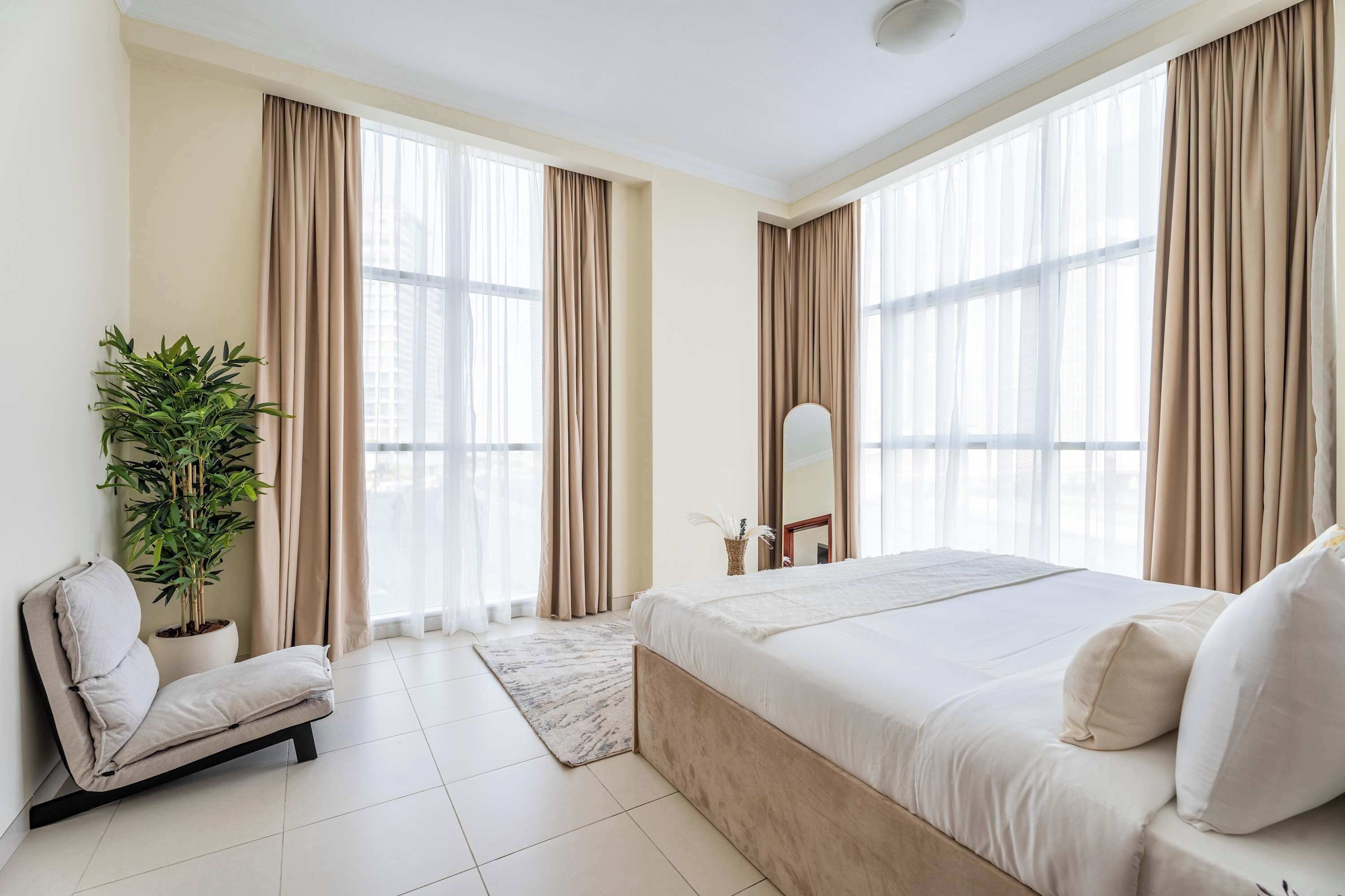 Tabla de planchar con plancha, wifi y ropa de cama 