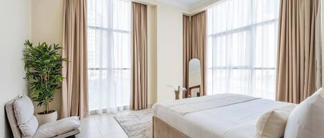 Tabla de planchar con plancha, wifi y ropa de cama