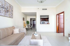 TV - Chic 1BR w Pool, Sauna & Steam Room Access (Business Bay)