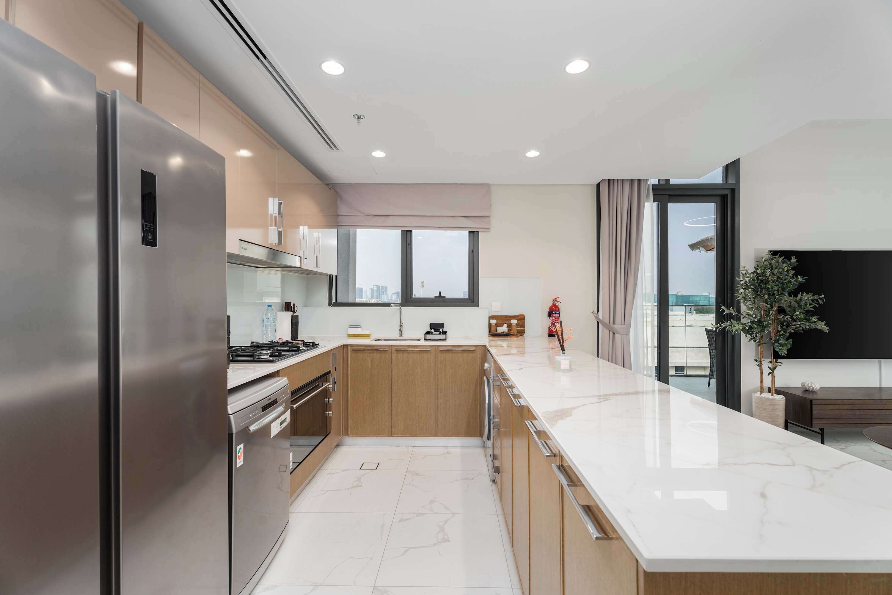 冷蔵庫、電子レンジ、オーブン、コンロ