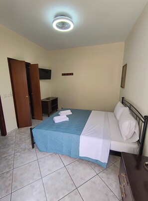 2 habitaciones, tabla de planchar con plancha y ropa de cama 