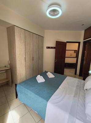 2 habitaciones, tabla de planchar con plancha y ropa de cama 