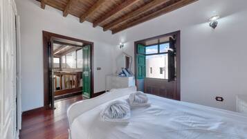 2 slaapkamers, een bureau, een strijkplank/strijkijzer, reisbedje