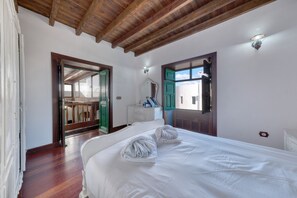 2 habitaciones, escritorio y tabla de planchar con plancha 