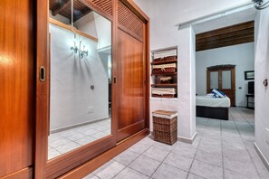 2 bedrooms, desk, iron/ironing board, travel crib - La Casucha - Typical Canarian House (Tías)