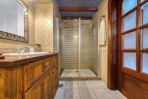 Douche, sĂšche-cheveux, bidet, serviettes fournies