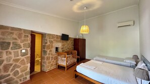 Escritorio, cuna de viaje, wifi gratis y ropa de cama