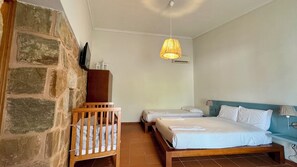 Schreibtisch, Reisekinderbett, kostenloses WLAN, Bettwäsche