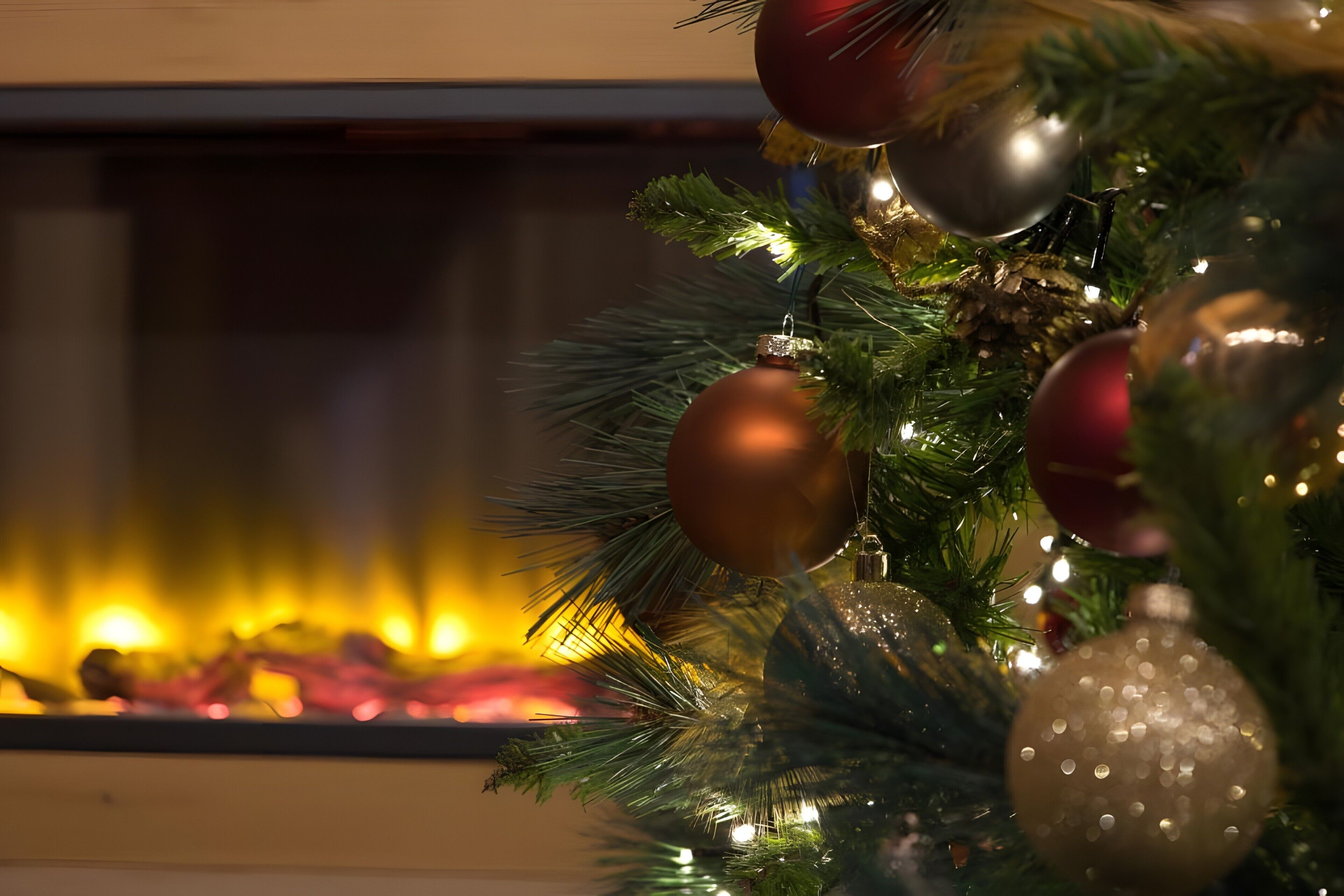 Un árbol de Navidad con adornos y luces.