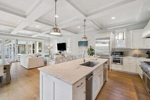 Køleskab, mikrobølgeovn, ovn, kogeplade