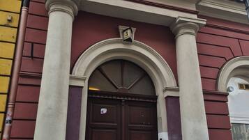 Vista frontal de la propiedad