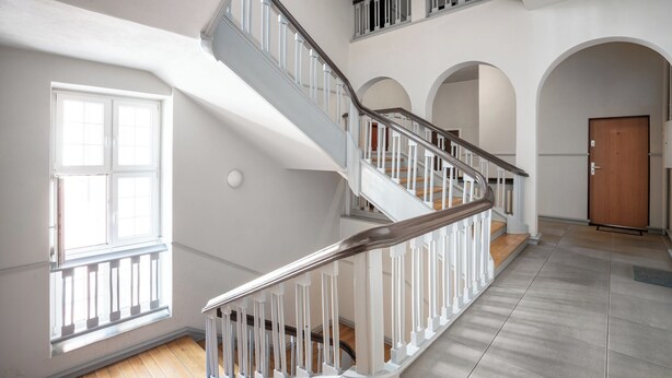 Un intérieur spacieux agrémenté d’un magnifique escalier, de nombreuses arcades et d’une grande fenêtre qui laisse entrer la lumière naturelle.