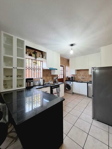 Secure 4-Bedroom Lakeside Cottage – Monthly Rental in Pretoria, South Africa