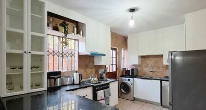 Secure 4-Bedroom Lakeside Cottage – Monthly Rental in Pretoria, South Africa