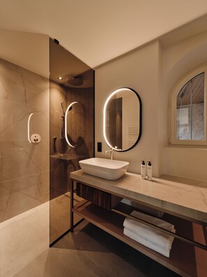 Junior Suite | Bathroom | Separate tub and shower, hair dryer, towels, soap - Villa Giacomuzzi (Bolzano)