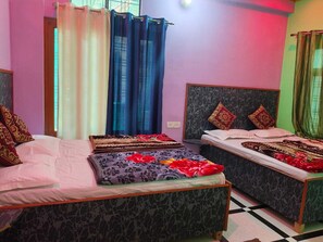 Chambre Familiale, vue montagne | Espace de travail pour ordinateur portable, lits pliants/supplémentaires